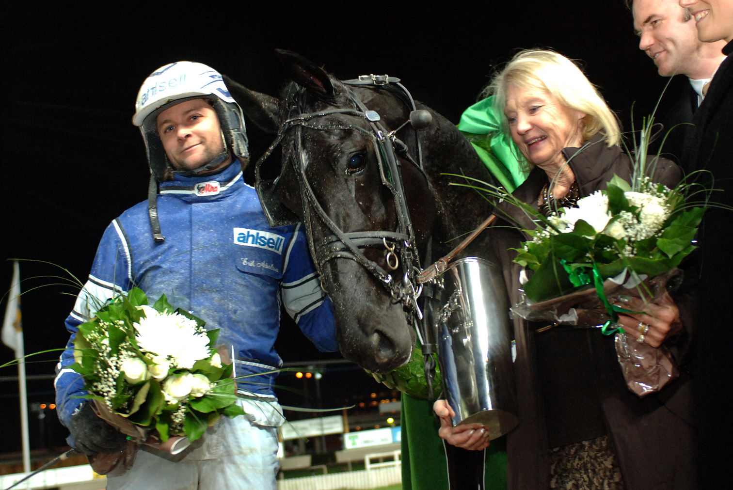 Erik Adielsson vann Big Noon Pokalen tillsammans med Blue Chip Star. Med på bilden även prisutdelaren Margareta Wallenius-Kleberg. Foto: Maria Holmén.