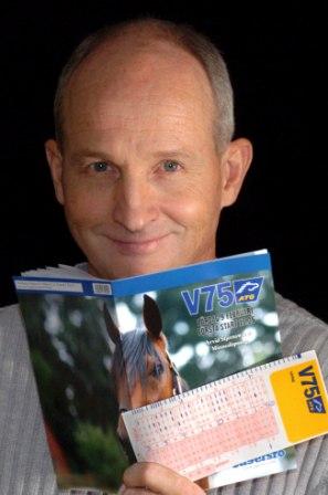 En värsting på V75. Förra veckan spelade Solvallas värmningsexpert Fredrik Widman in 1,3 miljoner kronor på V75. Den här veckan spikar han Golden Haro (V75-6). Foto: Petri Johansson. En värsting på V75. Förra veckan spelade Solvallas värmningsexpert Fredrik Widman in 1,3 miljoner kronor på V75. Den här veckan spikar han Golden Haro (V75-6). Foto: Petri Johansson.