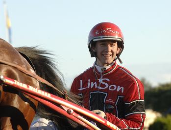 Johan Untersteiner har all anledning att se glad ut. Efter en intensiv Kriteriehelg på Solvalla flyger han till USA nästa vecka för att köra Giant Diablo. Foto: Lars Jakobsson