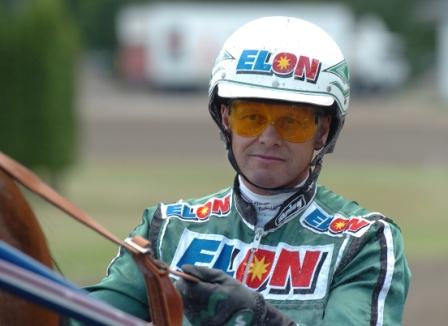 Åke Svanstedt har fyra egentränade hästar till start på V75. Och han varnar speciellt för en av dem.  Foto: Claes Kärrstrand.