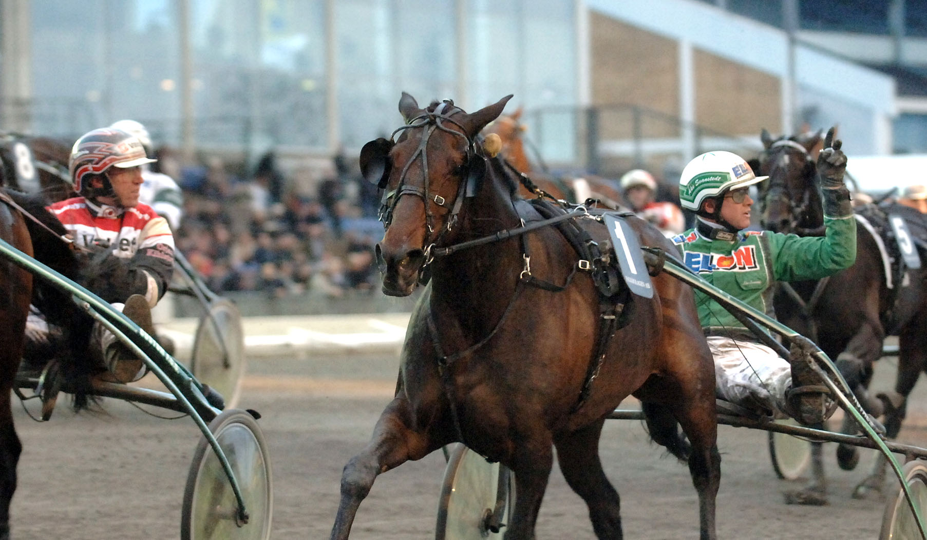 Åke Svanstedts gest upp mot måldomartornet efter upploppsstriden mellan hans Zoccer Wadd och vinnaren Triton Sund med Örjan Kihlström. Foto: Lars Jakobsson. Åke Svanstedts gest upp mot måldomartornet efter upploppsstriden mellan hans Zoccer Wadd och vinnaren Triton Sund med Örjan Kihlström. Foto: Lars Jakobsson.