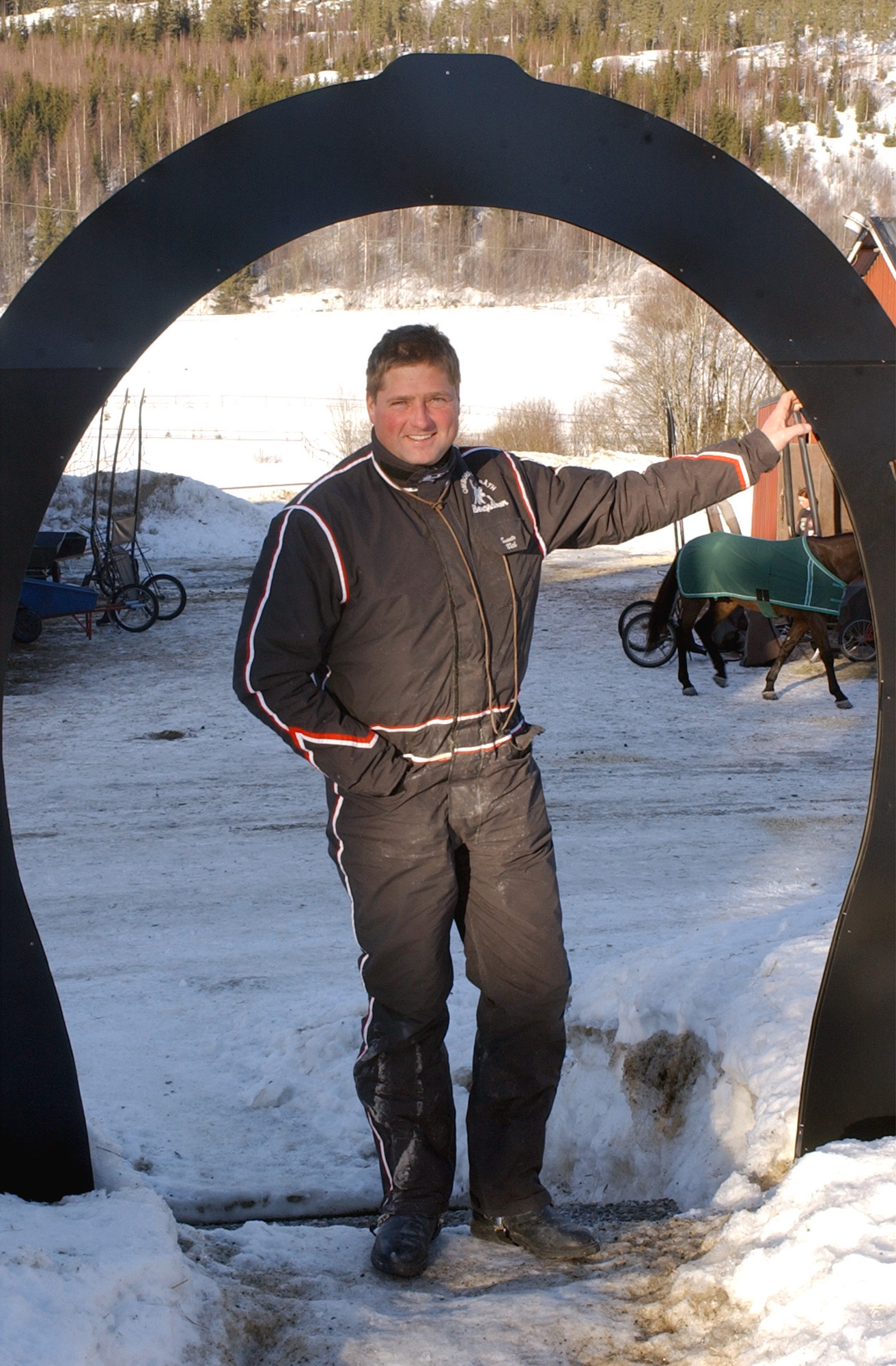 Svante Båth har inte synts till så mycket i media det senaste året. På lördag hoppas han ta klivet ut i strålkastarljuset igen när han har två heta segerchanser på V75. Foto: Petri Johansson. Svante Båth har inte synts till så mycket i media det senaste året. På lördag hoppas han ta klivet ut i strålkastarljuset igen när han har två heta segerchanser på V75. Foto: Petri Johansson.