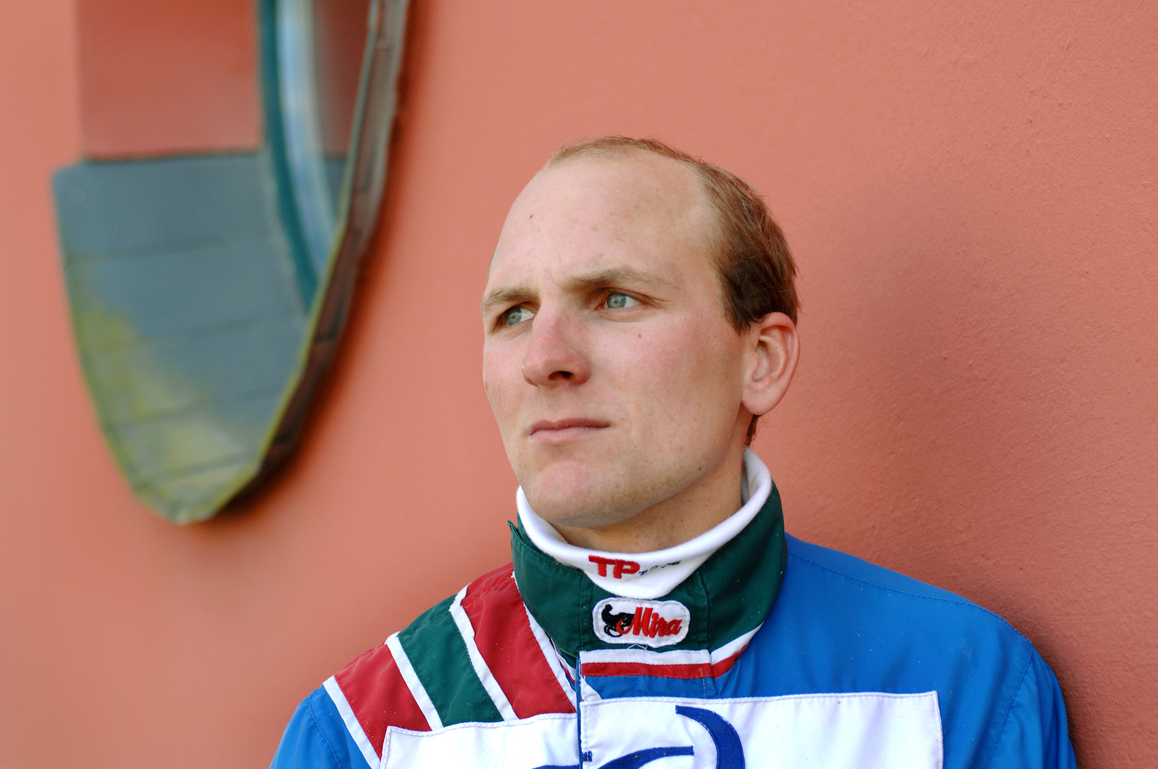 Känner du igen den här mannen? Om inte så tänkte hemmatränaren Tomas Pettersson presentera sig för V75-publiken på lördag. Foto: Maria Holmén Känner du igen den här mannen? Om inte så tänkte hemmatränaren Tomas Pettersson presentera sig för V75-publiken på lördag. Foto: Maria Holmén